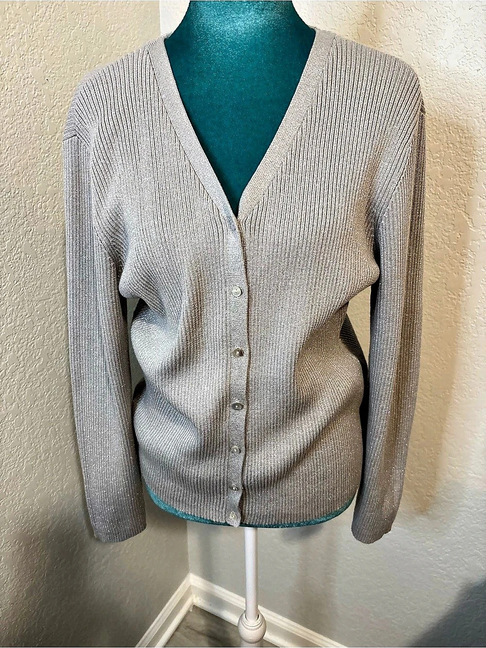 Annex Casual Corner Annex Petite cardigan V-Neck Cardigan in Gray Size Medium